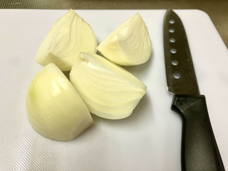 まな板の上の玉ねぎと包丁（イメージ写真）