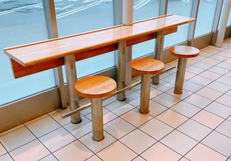 窓際の木製カウンターとスツール