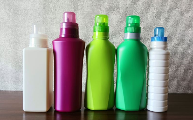 並べた洗剤ボトル