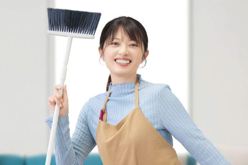 モップを持って掃除をする女性（イメージ写真）