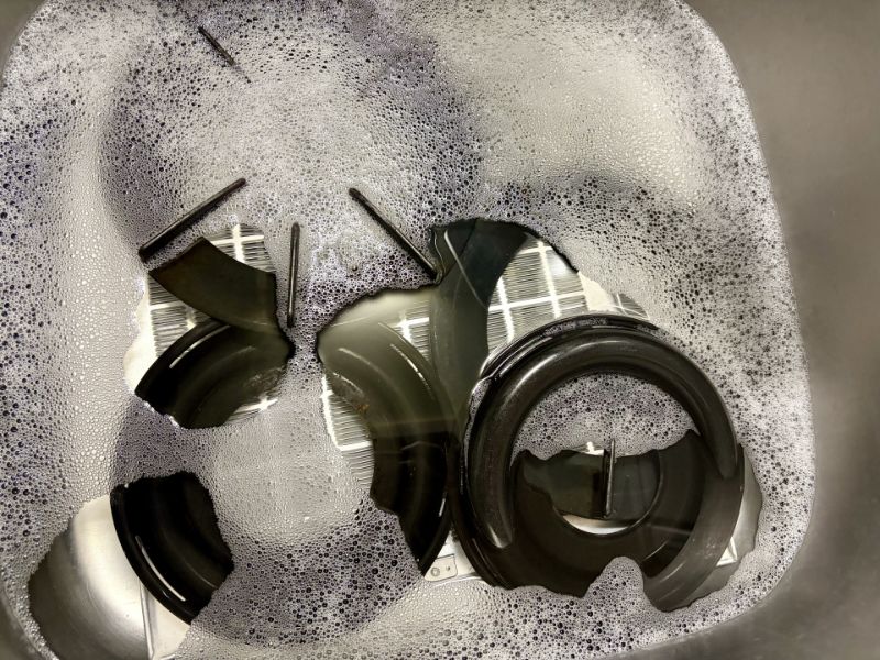 重曹水につけ置き中の五徳とバーナー部品(イメージ写真)