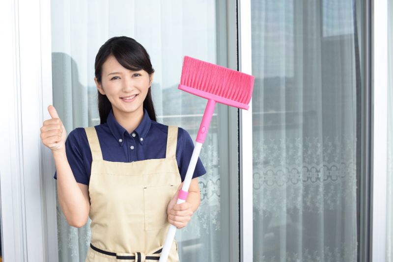 ほうきを持って掃除をする女性（イメージ写真）